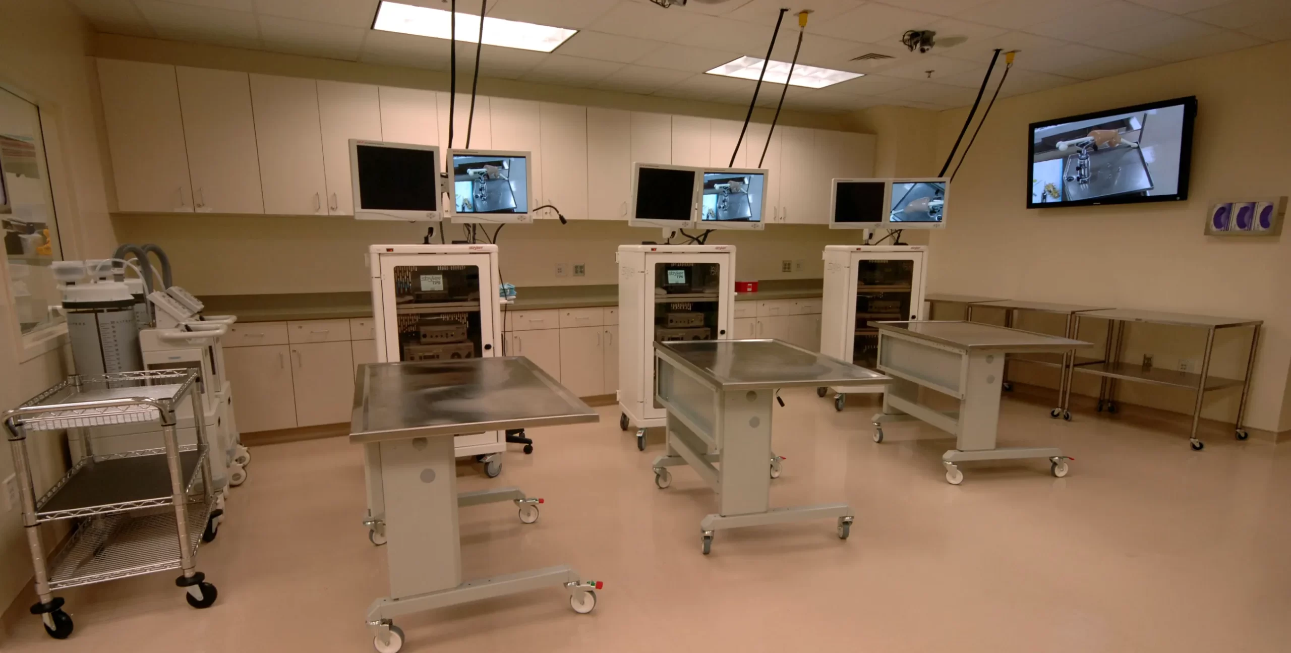 A wide image of the UF Surgical Skills Lab prepped for a knee procedure with a surgical model on a table.